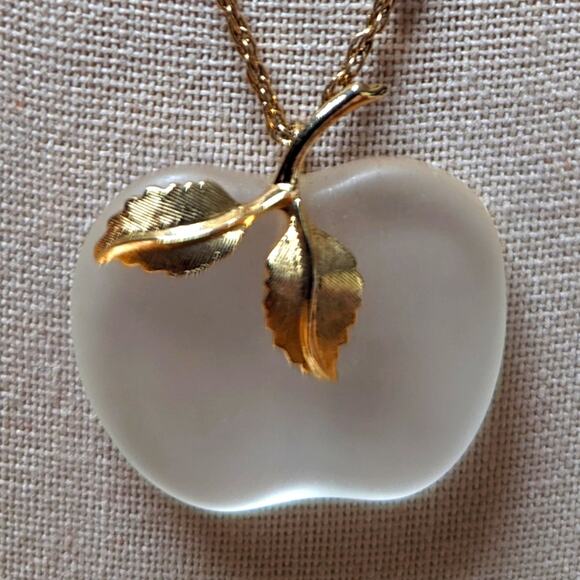 Vintage Gold Tone Avon Clear Frosted Glass Apple Pendant 28" Necklace - Picture 4 of 6